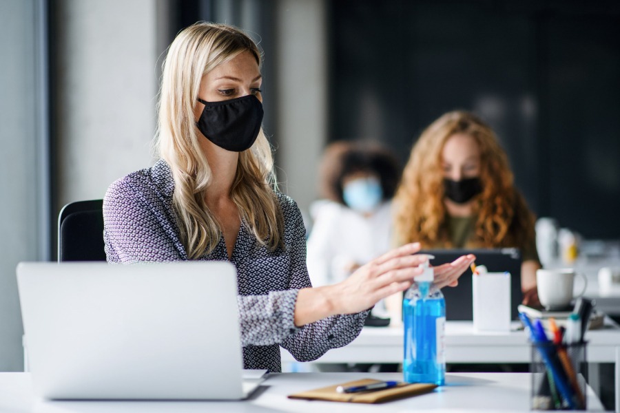 Lei determina que empregadores e contratantes adotem medidas de proteção para os profissionais essenciais.