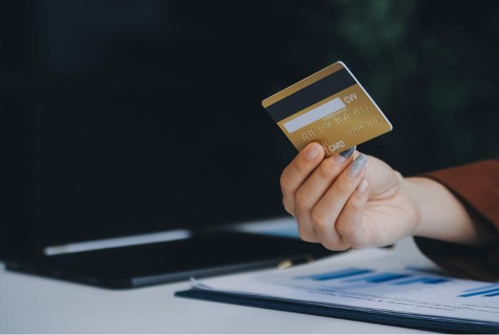 Como identificar juros abusivos em contratos de cartão de crédito e solicitar revisão judicial?